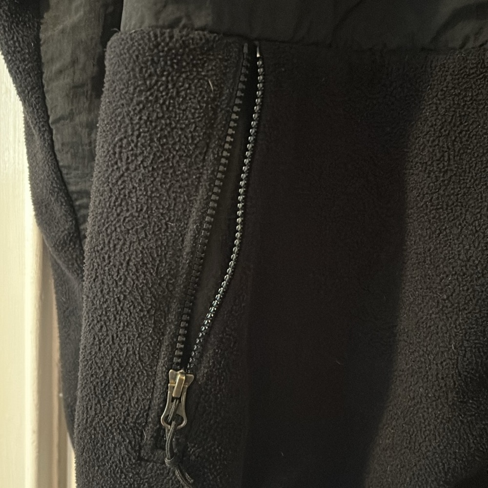 Super warm and cozy, hooded black Northface jacket - Picture 5 of 7